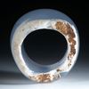 Chalcedon Ring mit naturbelassener Seite