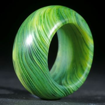 Fusing-Glas-Ring, grüngelb gestreift matt