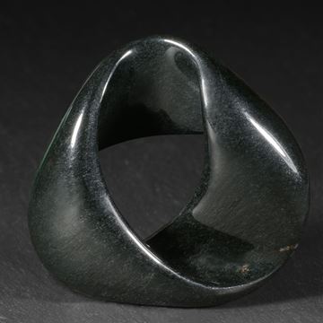 Jade schwarz aus Australien, handgeschliffenes Moebiusband
