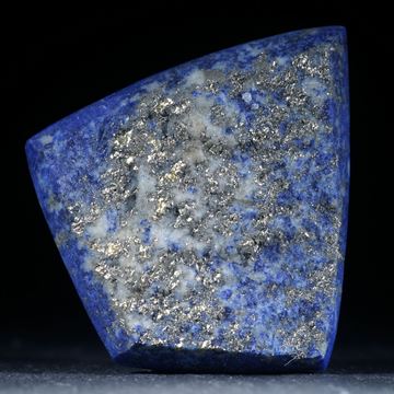Lapislazuli mit Naturbruch und Pyritkristallen