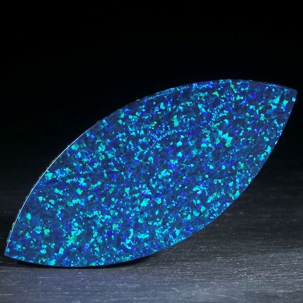 Navette aus synthetischem Opal