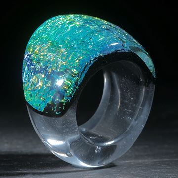 Opalglas Ring, konisch geschwungen geschliffen und poliert