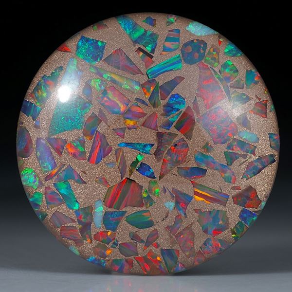 Opal synthetisch in Bronzematrix, mit poliertem Bergkristall
