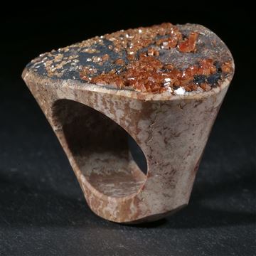 Vanadinitkristalle auf Muttergestein, handgeschliffener Ring
