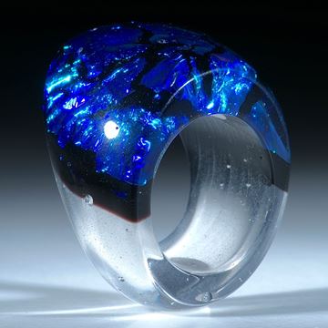 Dichroic Glass, Opalglas Ring, geschwungene Form