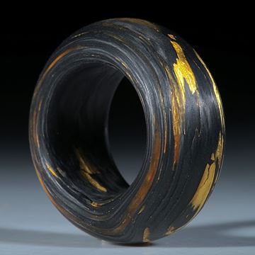 Fingerring aus handgewickeltem Carbon mit Glasfaser und Blattgold (Echtgold)