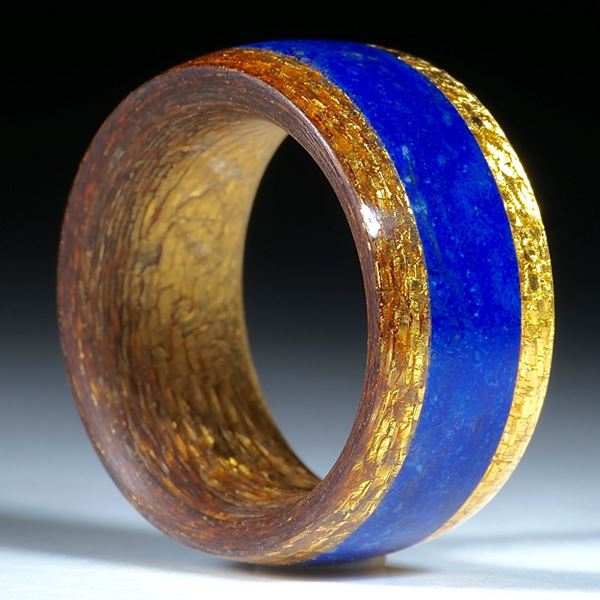 Goldtexring mit eingearbeitetem Lapislazuli