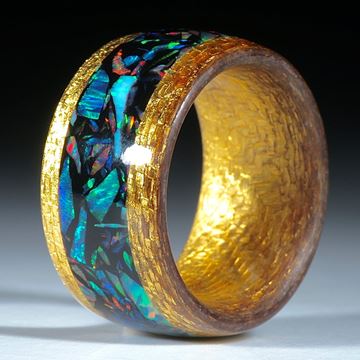 Goldtexring mit eingearbeitetem synthetischen Opal