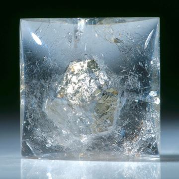 Quarz mit eingeschlossenem Pyritkristall