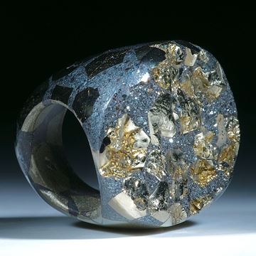 Ring aus Hämatit und Pyritkristallen