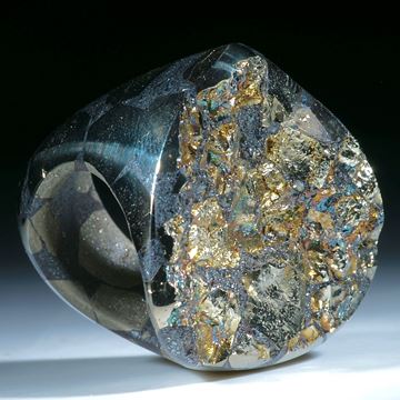 Ring aus Hämatit und Pyritkristallen