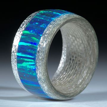 Silbertexring mit eingearbeitetem synthetischen Opal