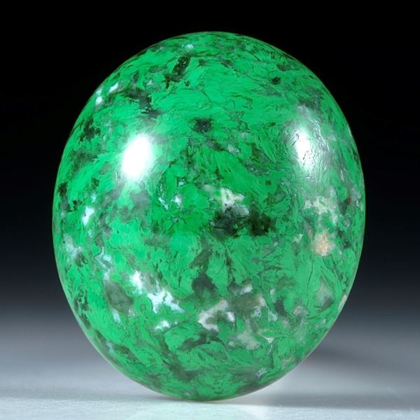 Maw-sit-sit, Chloromelanit, Myanmar,30.45ct. ovaler Cabochon