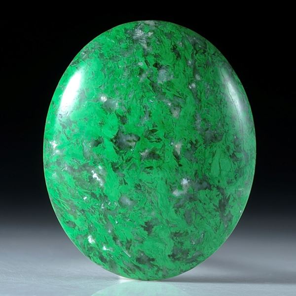 Maw-sit-sit, Chloromelanit, Myanmar,59.45ct. ovaler Cabochon ca.35.5x29x9mm