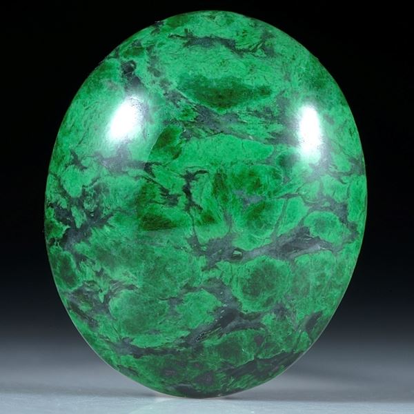 Maw-sit-sit, Chloromelanit, Myanmar,50.07ct. ovaler Cabochon ca.30.5x25x9.5mm