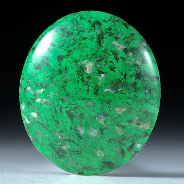 Maw-sit-sit, Chloromelanit, Myanmar,36.06ct. ovaler Cabochon ca.30.5x26x8mm