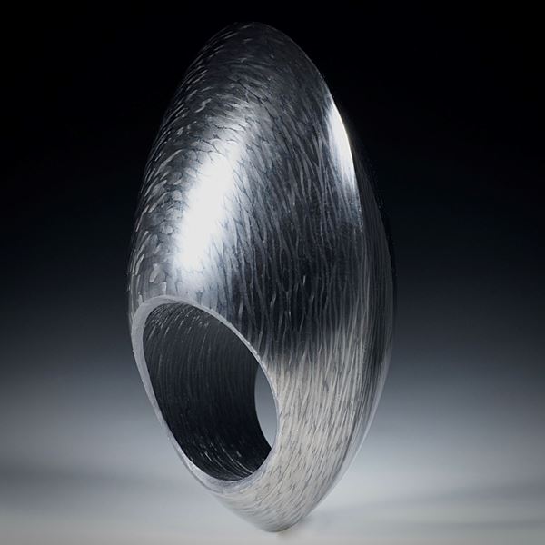 Karbon Fingerring, hohe Form im Verlauf geschliffen und poliert ca.51x32x24mm