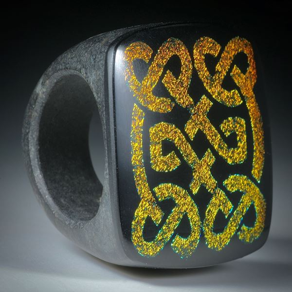 Opalglas Fingerring mit lasergraviertem keltischen Knotenmuster