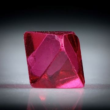 Spinell Kristall 0.65ct. Burma (Myanmar) intensiv Rot, ca.5mm