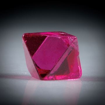 Spinell Kristall 0.71ct. Burma (Myanmar) intensiv Rot, ca.5mm