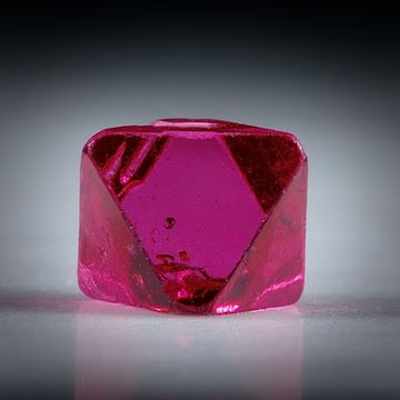 Spinell Kristall 0.76ct. Burma (Myanmar) intensiv Rot, ca.5mm