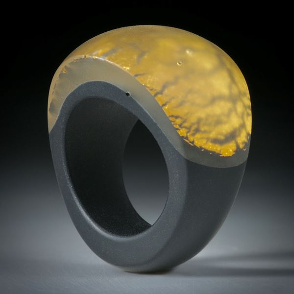 Goldglas Fingerring, im Verlauf geschliffen, bombiert und mattiert, Innendurchmesser 18.8mm