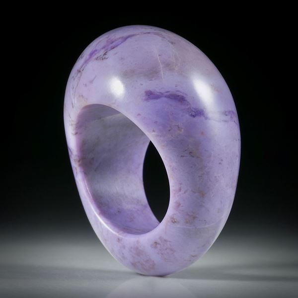 Edelsteinring Jadeit violett (Türkei), geschwungene Form, im Verlauf geschliffen und poliert, Innendurchmesser 18mm