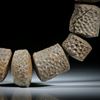 Steincollier Koralle fossil, naturbelassene Formen mit bombiert geschliffenen Seiten, Durchmesser ca.14 - 24mm, Gesamtlänge ca.44.5cm