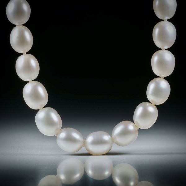 Perlencollier Süsswasser, weiss oval, Durchmesser 10mm, Gesamtlänge 45cm, geknüpft, mit Silberverschluss