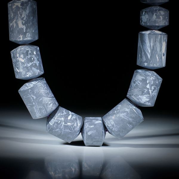 Siliciumcollier mit geätzter Kristallstruktur, Zylinderformen mit bombierten Seiten, Durchmesser 17mm, Länge ca.45cm