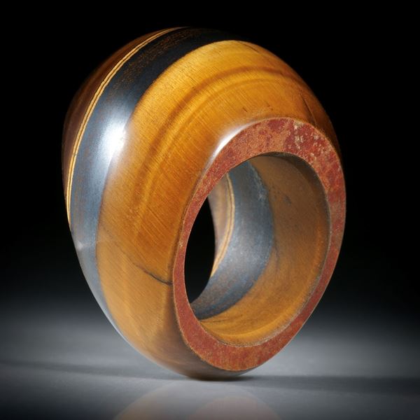 Edelsteinring Tigerauge mit Eisenerzstreifen, grosser Ring im Verlauf geschliffen und poliert, Innendurchmesser 19.1mm