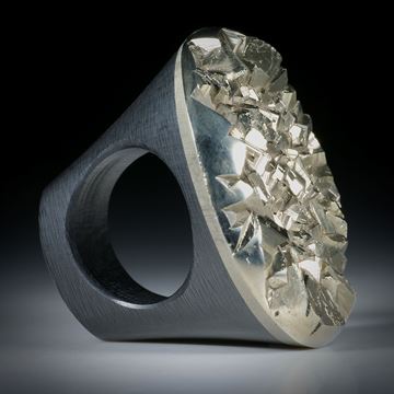 Pyritkristall Tafelring mit Karbonringschiene, ca.41x33x33mm, Innendurchmesser 18.8mm