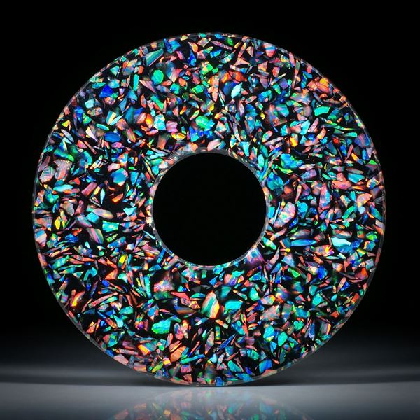 Opal synthetisch in Kunstharzmatrix schwarz, handgeschliffene Pischeibe, Durchmesser 63/20mm