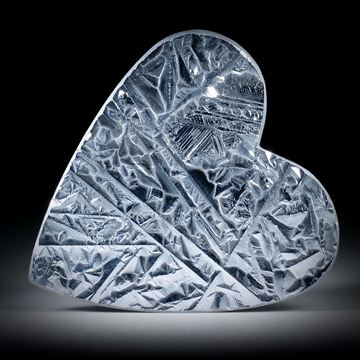 Silizium, grosse Herzform mit kristalliner Oberfläche, Unterseite plangeschliffen matt ca.68x65x4mm