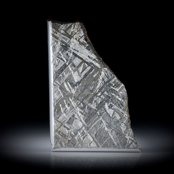 Eisenmeteorit, dicke Scheibe, teilweise naturbelassen, mit gut sichtbarer geätzter Kristallstruktur, Kanten poliert ca.46x32x4mm