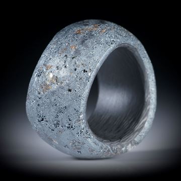 Fingerring aus Eisenerz (Hämatit) mit Karbon Innenring, geschwungene Form, Breite 13mm, Innendurchmesser 17mm