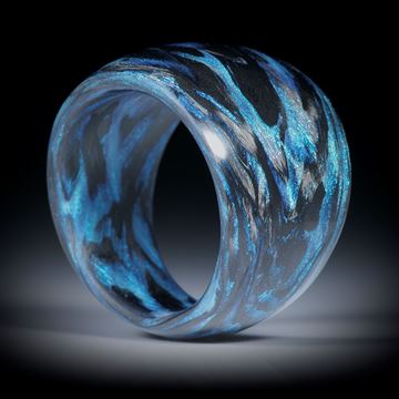 Karbonring mit Glasfaser Libellenblau, im Verlauf geschliffen und poliert, Breite 18.5mm auf 9.5mm, Innendurchmesser 19.5mm