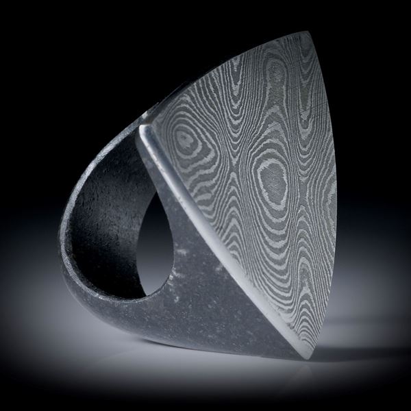 Fingerring Damaststahl auf Gabbro Ringschiene, dreieckiger Tafelring, Innendurchmesser 19.1mm