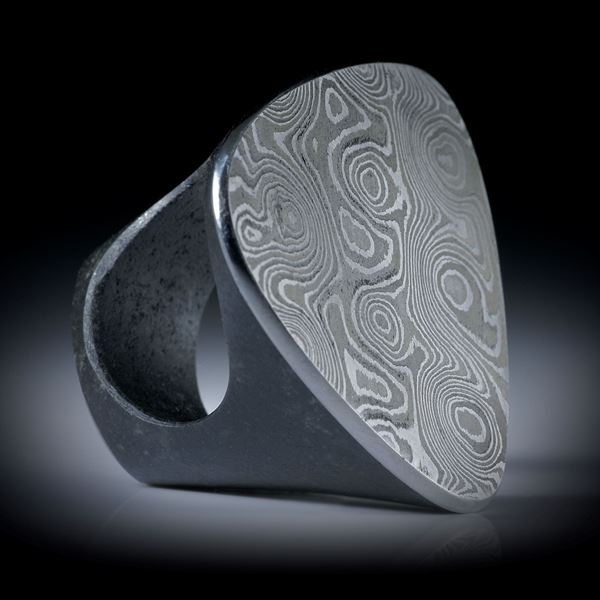Fingerring Damaststahl auf Gabbro Ringschiene, dreieckiger Tafelring, Innendurchmesser 19.1mm