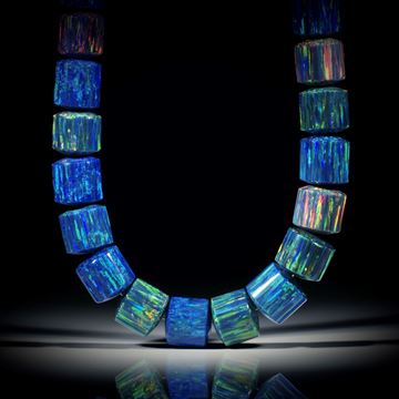 Collier aus synthetischem Opal, Zylinderformen mit bombierten Seiten, Durchmesser 15-18mm, Länge ca.45cm