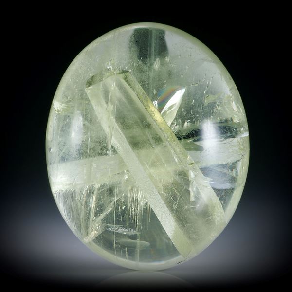 Goldberyll 107.54ct.  Cabochon mit eingewachsenem Goldberyll-Kristall ca.34x28x25.5mm
