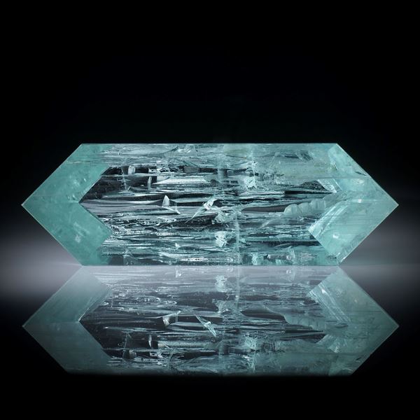 Aquamarin 70.01ct. Spiegelschliff mit naturbelassener Kristallfläche ca.58x19x9mm