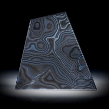 Psilomelan 90.78ct. trapezförmig geschliffener flacher Stein, allseitig poliert, ca.47x45x4mm
