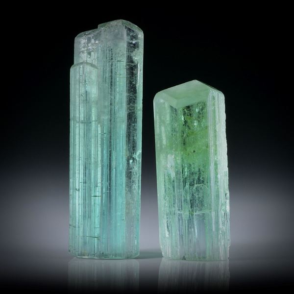 Turmalinkristall Paar grün, total 35.76ct. mit angeschliffenen Standflächen, ca.32x9.5x8.5mm