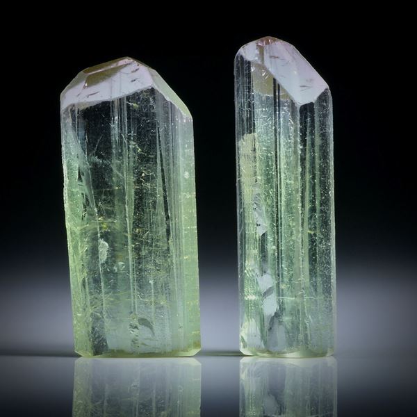 Turmalinkristall Paar, bicolor, total 22.16ct. mit angeschliffenen Standflächen, ca.24x7.5x5.5mm und ca.22.5x10x5.5mm