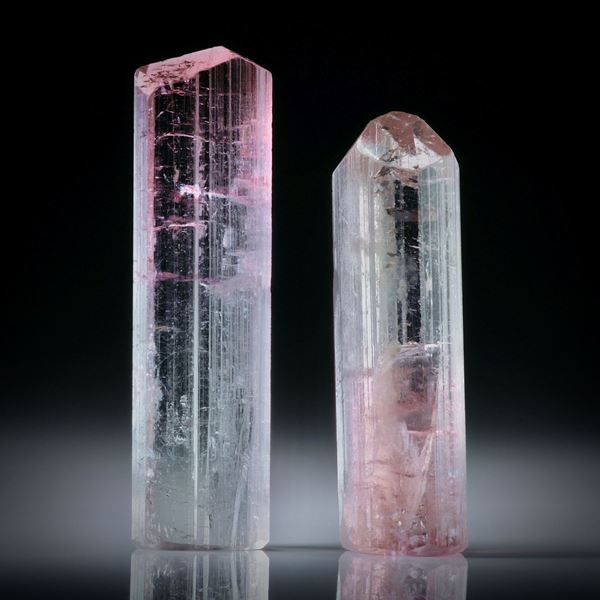 Turmalinkristall Paar, bicolor, total 30.73ct. mit angeschliffenen Standflächen, ca.31.5x8.5x5mm und ca.27.5x8x7.5mm