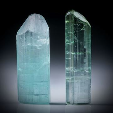 Turmalinkristall Paar blaugrün, total 29.87ct. mit angeschliffenen Standflächen, je ca.27x10x7mm und ca.28.5x8x5mm