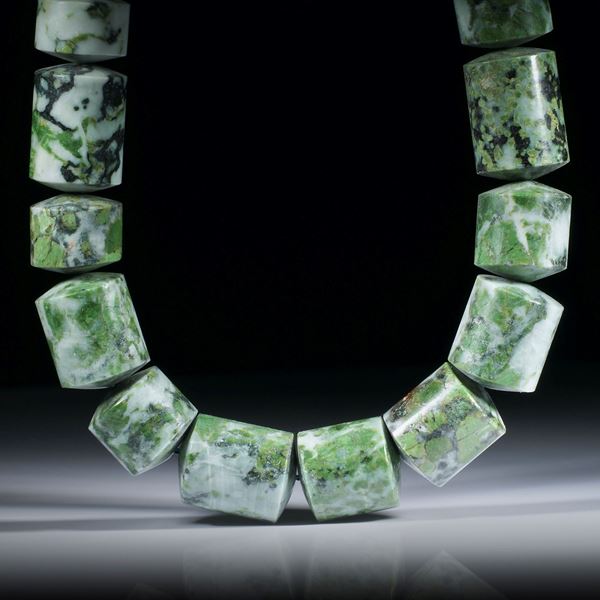 Smaragdit, Allalingabbro, zylinderförmiges Collier mit bombierten Stirnseiten, Durchmesser ca.17mm, Länge 44.5cm