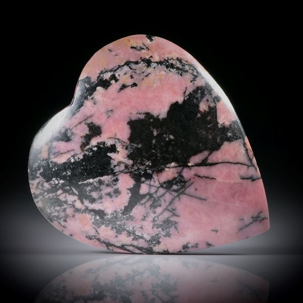 Rhodonit Herz mit Manganoxyd, Oberfläche leicht gespannt und poliert, ca.34x30x6.5mm