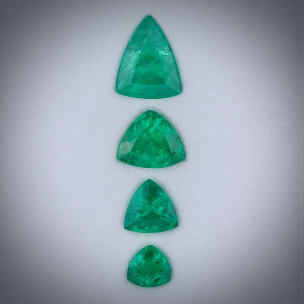 Smaragd 2.43ct.  Lot aus 4 Steinen, Dreieckschliff facettiert, Längen von ca. 4.5 bis 8.5mm